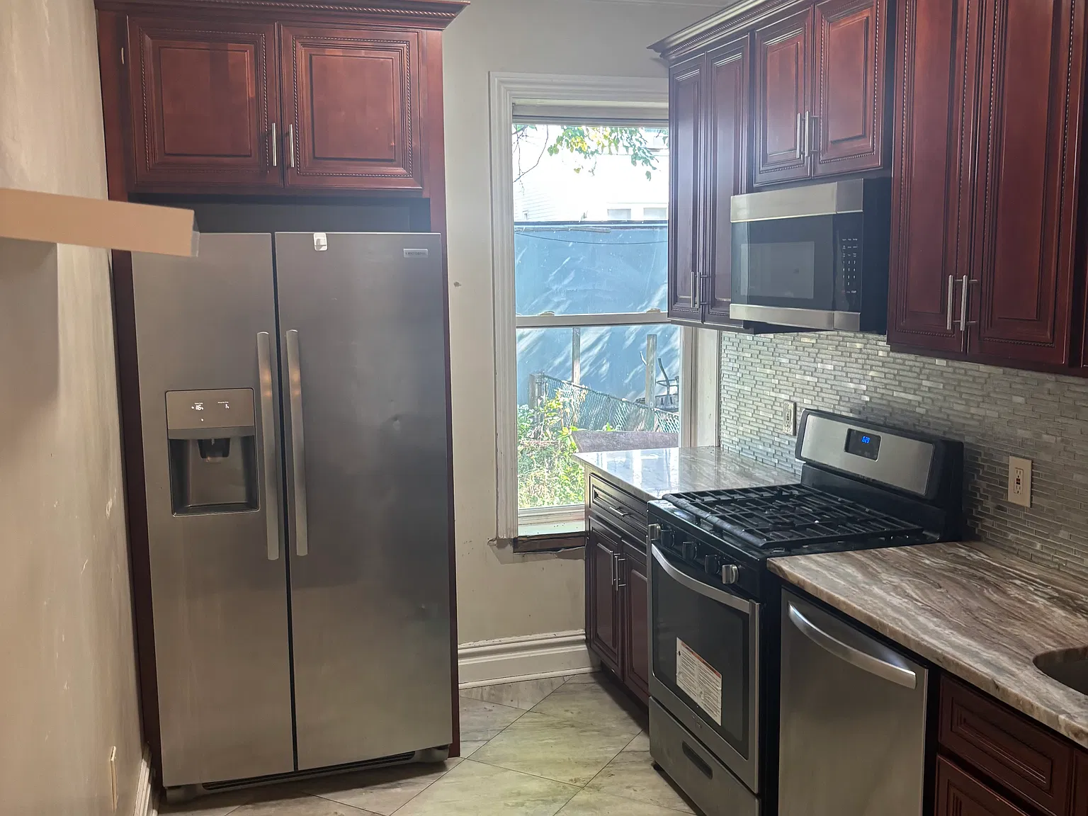 3 bed, $1,800 — Photo 2