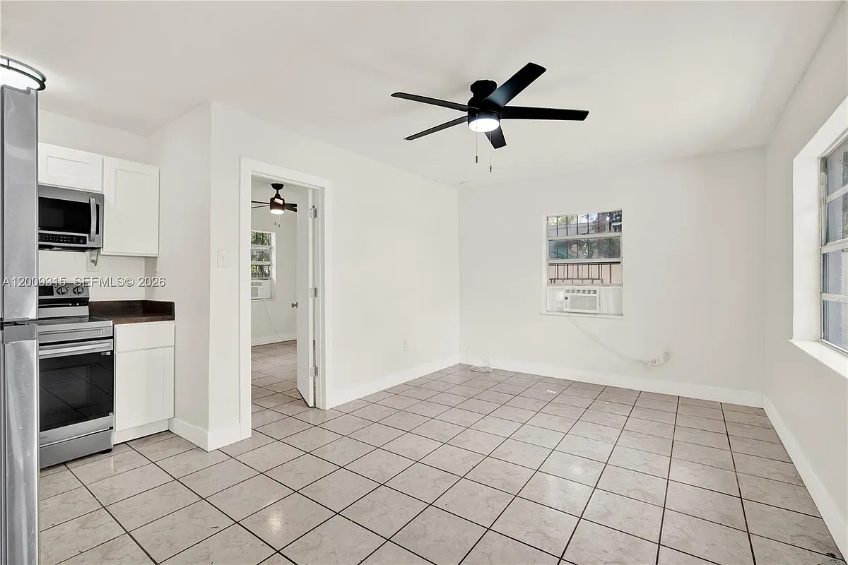 Building Photo - 105 NW 7th Ave #A