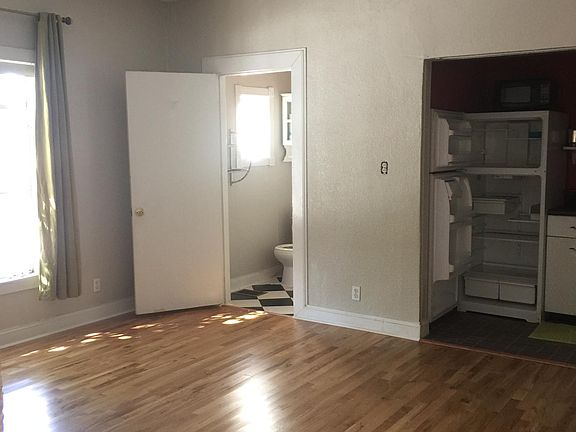 5th image of 912 W 1st St APT 2