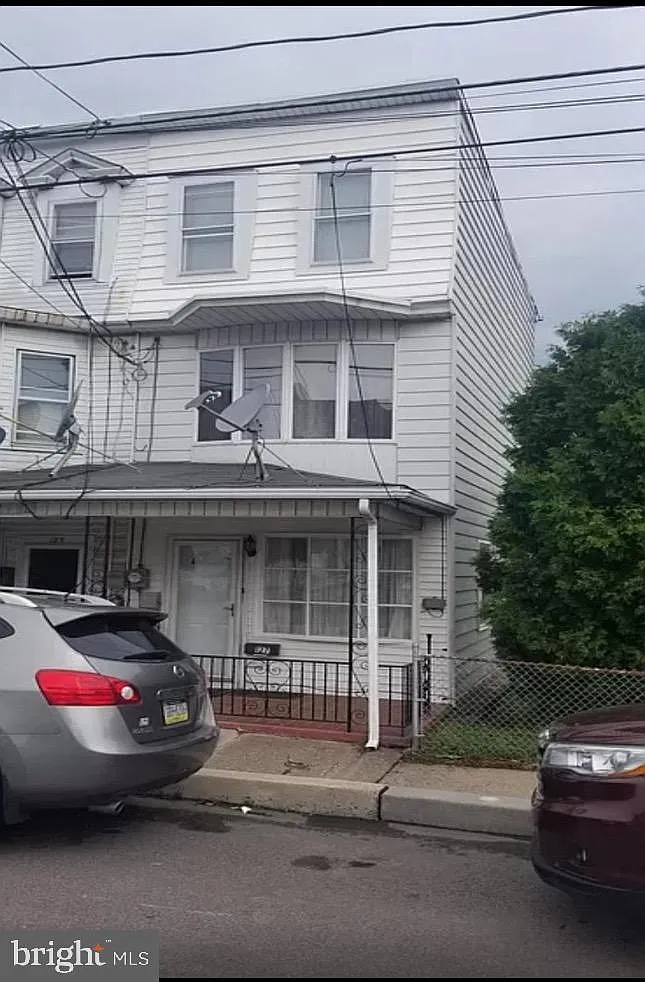 127 East Ave photo 1