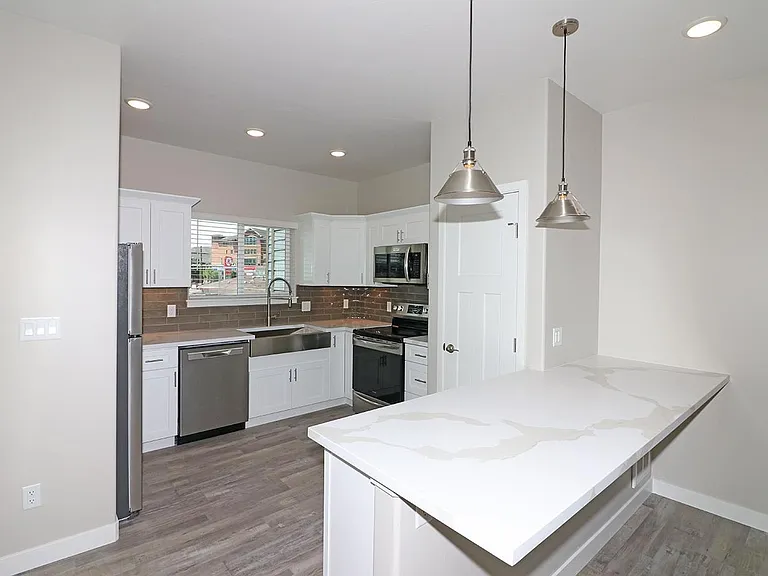 1030 Belford Ave — Photo 6