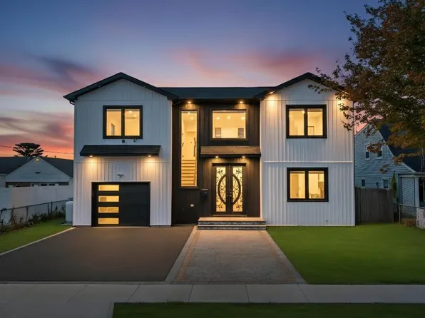 14 Bark Ln, Levittown, NY 11756