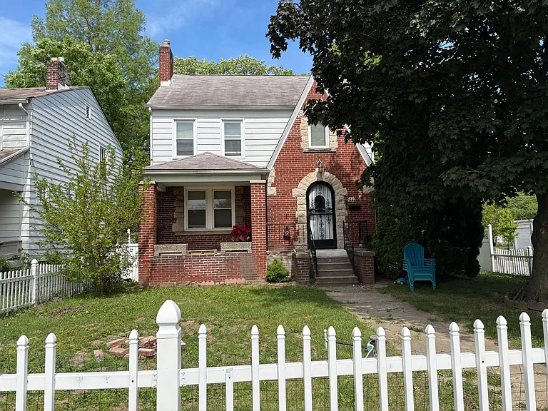 516 Wrexham Ave — Photo 2