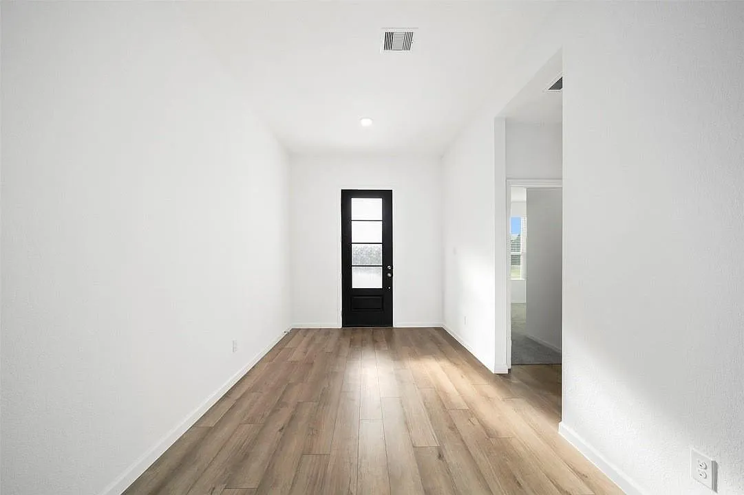 4 bed, 3.0 bath, 2731 sqft, $2,700 — Photo 4