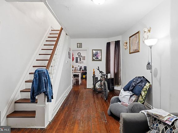 4th image of 842 Locust St