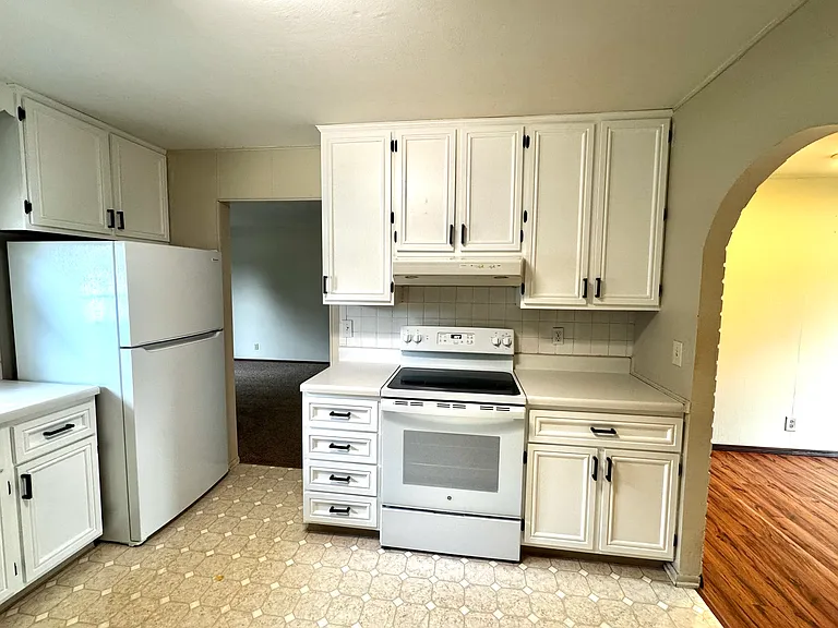2405 W Carriage Ln — Photo 8