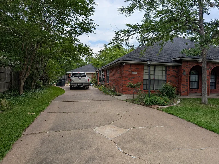 2907 Arroyo Ct S — Photo 2