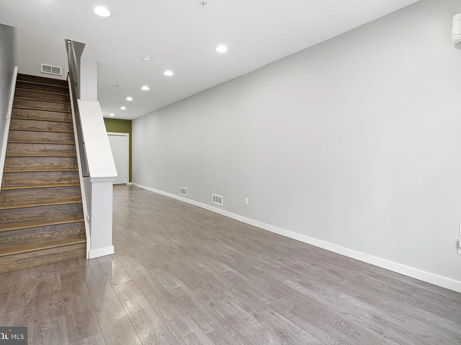 3 bed, 2.5 bath, 1605 sqft, $2,400 — Photo 1