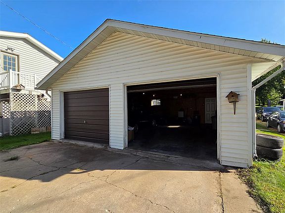 5th image of 328 Maple Street