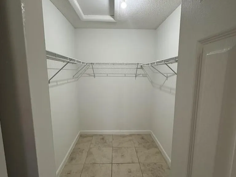 445 Lakeview Dr — Photo 9