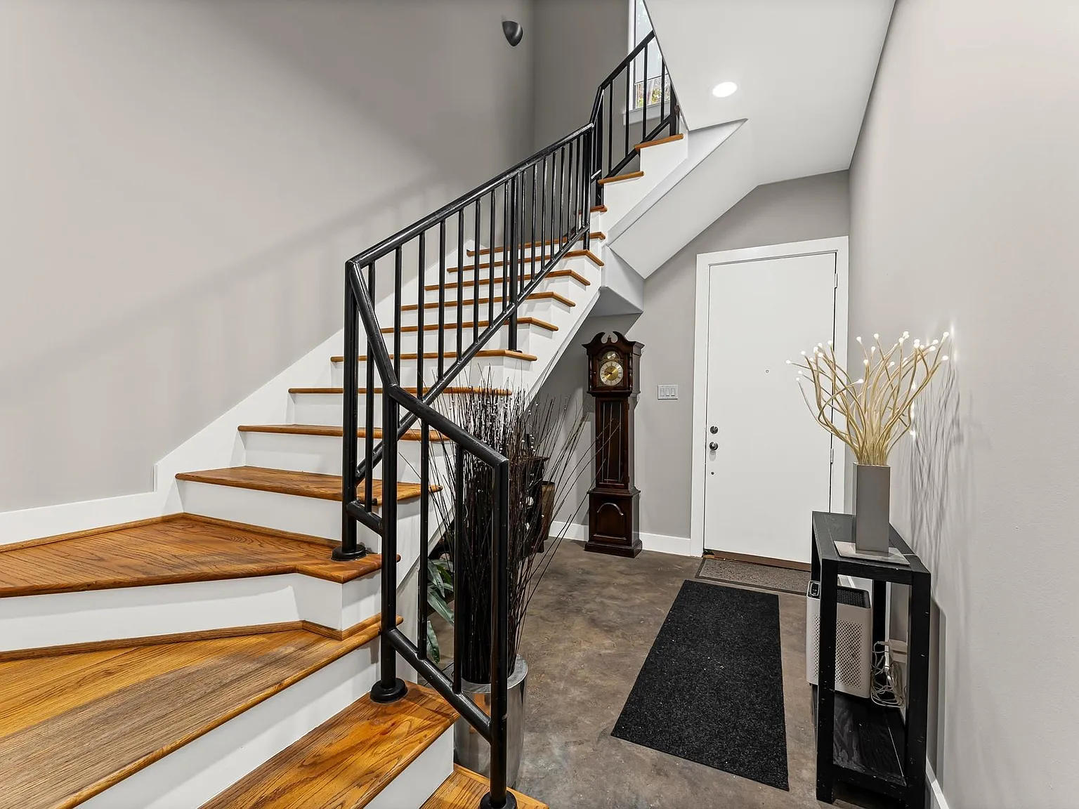 3 bed, 2.5 bath, 2505 sqft, $3,200 — Photo 3