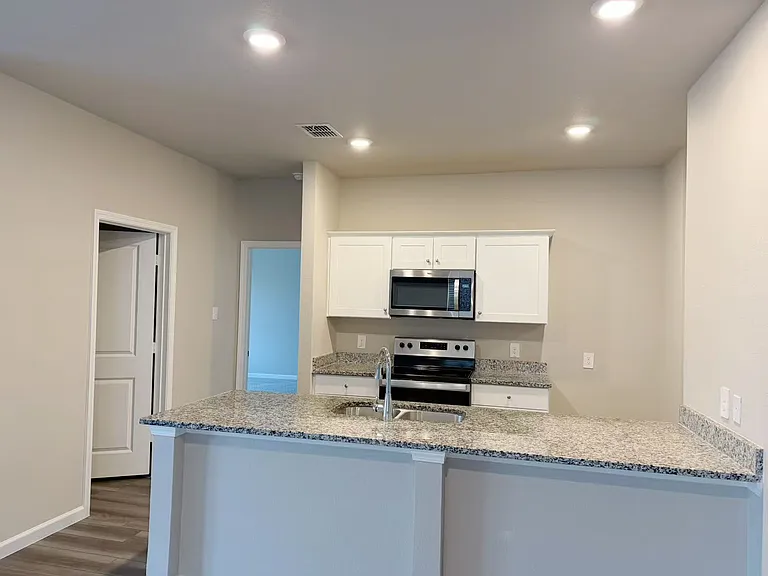 772 Camden Dr — Photo 3