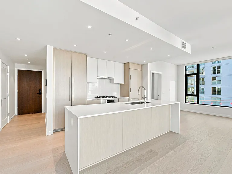 128 W 15th St #403 — Photo 4