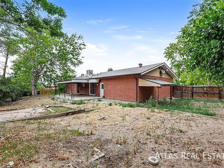 525 Kendall Ct — Photo 16