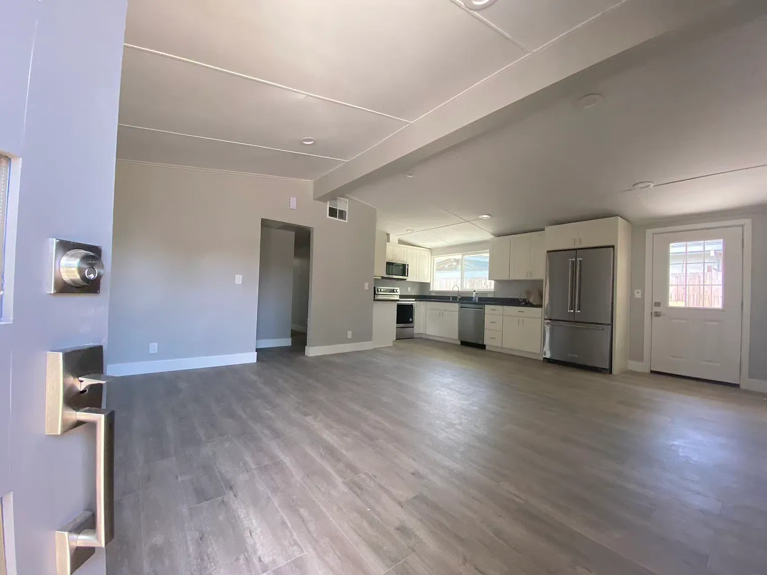 3 bed, 1000 sqft, $4,350 — Photo 2