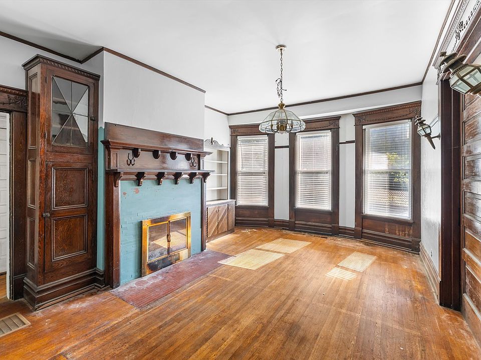 13th image of 315 E Main St