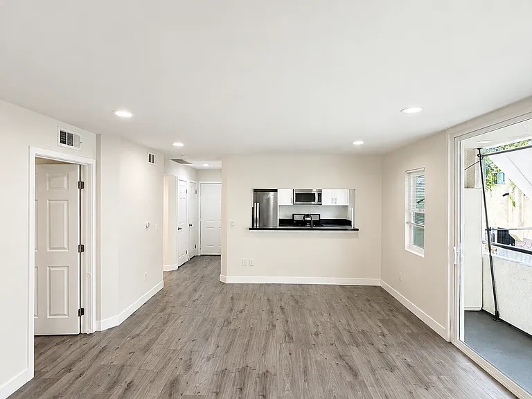 1943 Tamarind Ave #104 — Photo 9