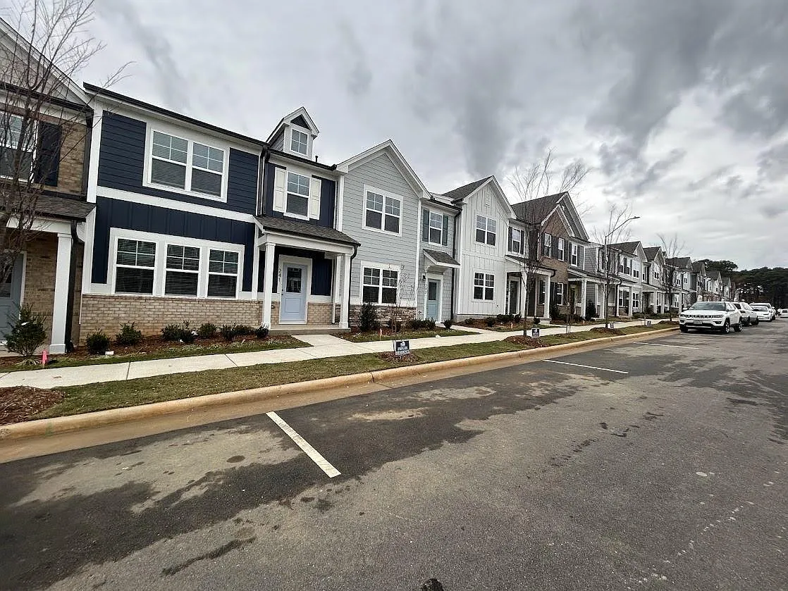 3 bed, 2.5 bath, 1735 sqft, $1,895 — Photo 2