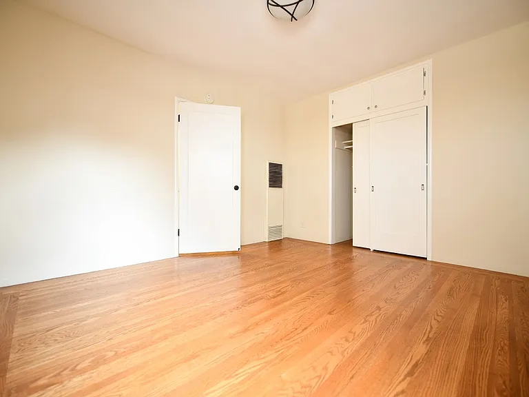 275 Macarthur Blvd — Photo 12
