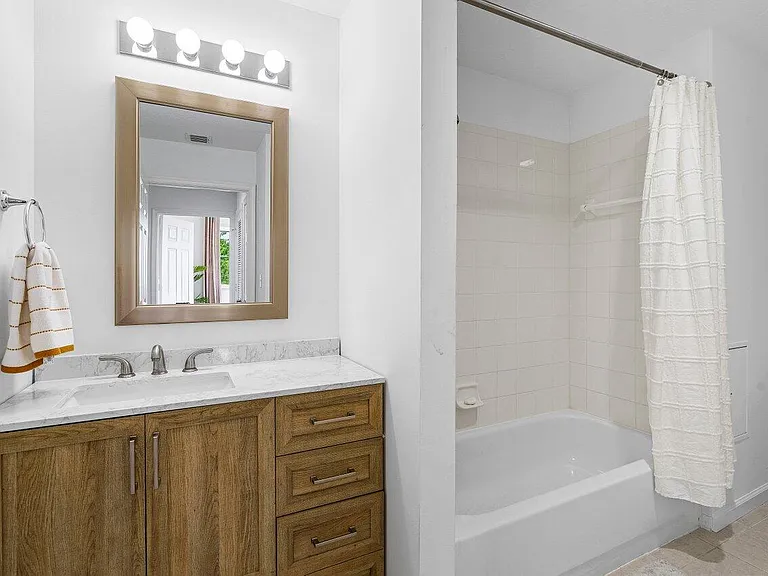 1209 Main St #302 — Photo 12