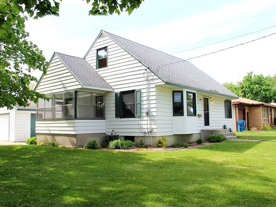 Corner Lot / 3 Season Porch