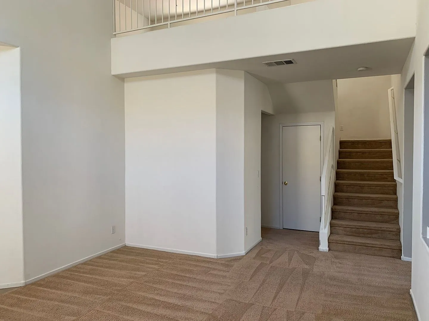 Spacious 3 bedroom home with huge loft in gated Lone Mountain community. — Photo 3