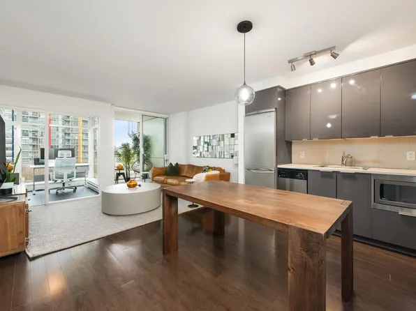 161 Georgia St W #717, Vancouver, BC V6B 0K9
