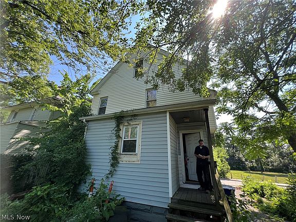 3rd image of 1853 Marloes Ave