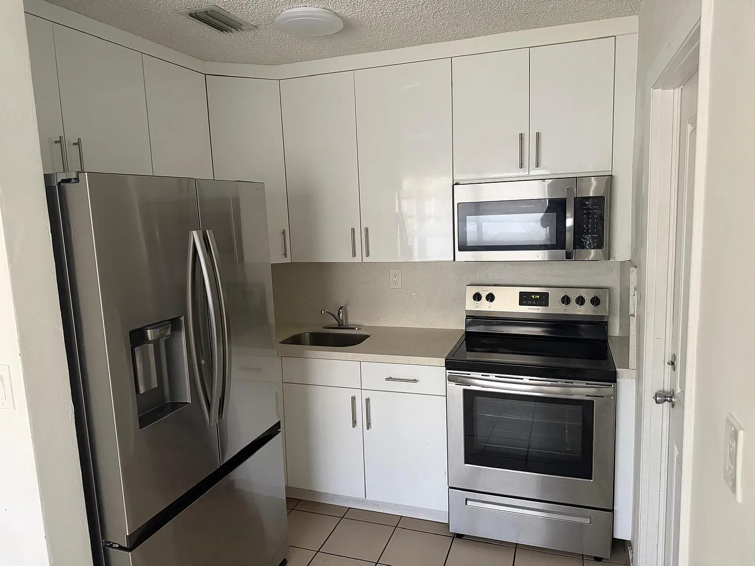 3 bed, 1100 sqft, $2,700 — Photo 3