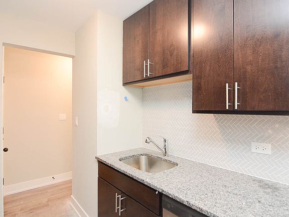 5th image of 530 W Surf St #D113