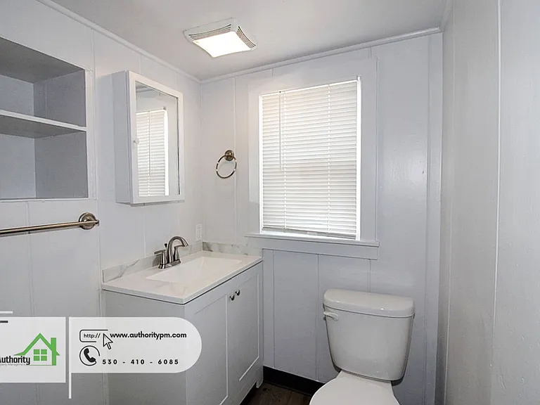 1143 Magnolia St — Photo 4
