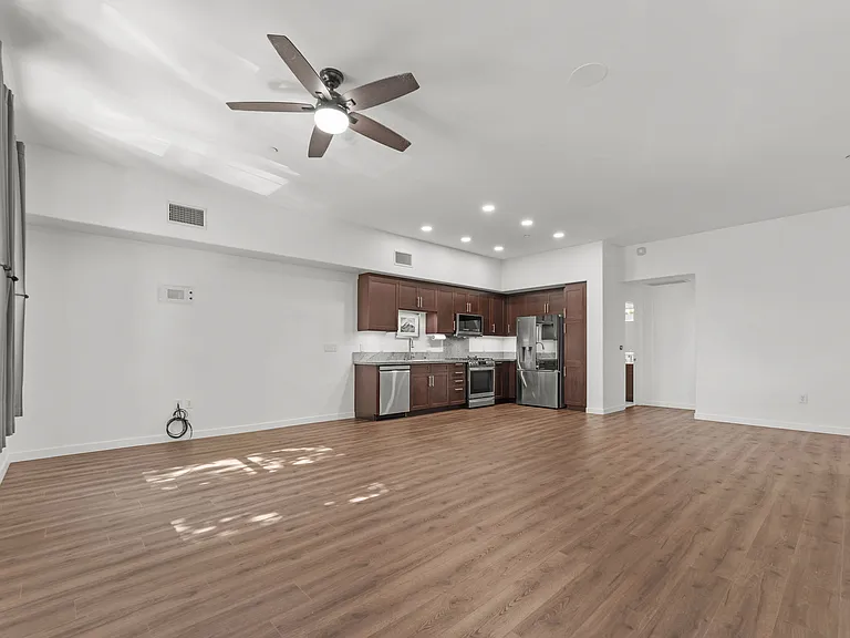 228 S San Dimas Ave — Photo 14