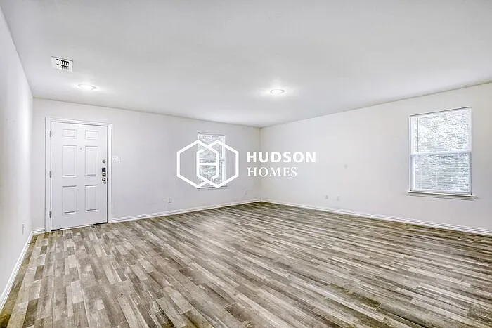 3 bed, 2.0 bath, 1510 sqft, $1,249 — Photo 3