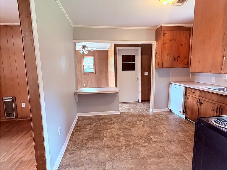 165 W College St — Photo 4