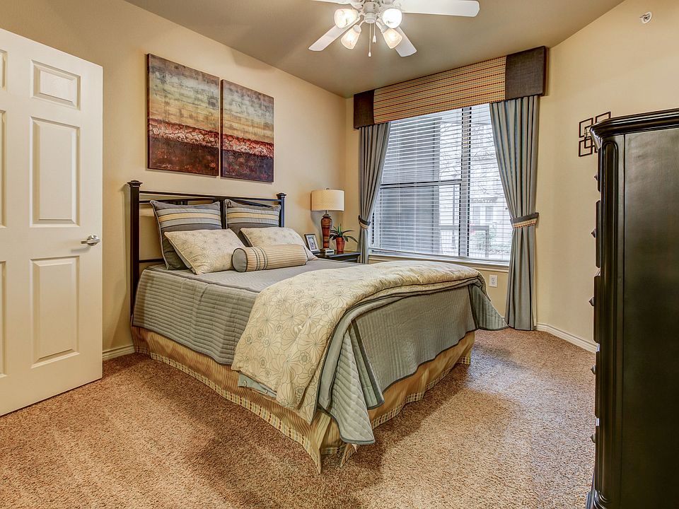 Bedroom with 9ft Ceilings with Ceiling Fans