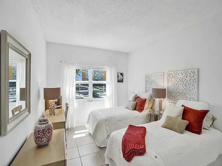 400 N Riverside Dr — Photo 10