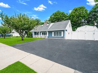 5 Horseshoe Drive, Holbrook, NY 11741