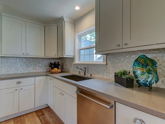 3rd image of 5425 Acacia St