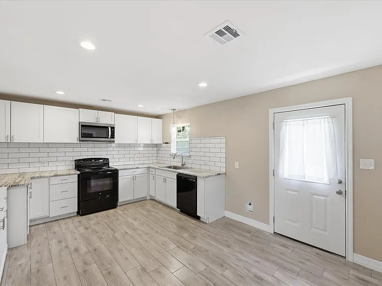 1040 Pine Cove St — Photo 2
