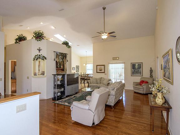 5th image of 2000 W Begonia Dr