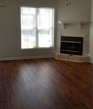 3rd image of 409 Cityview Ln