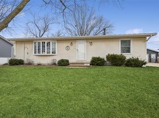 1032 Emmons St, Hiawatha, IA 52233