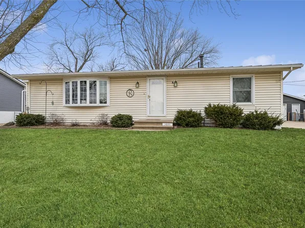 1032 Emmons St, Hiawatha, IA 52233