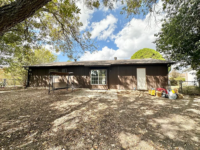 1410 Hammond Dr — Photo 21