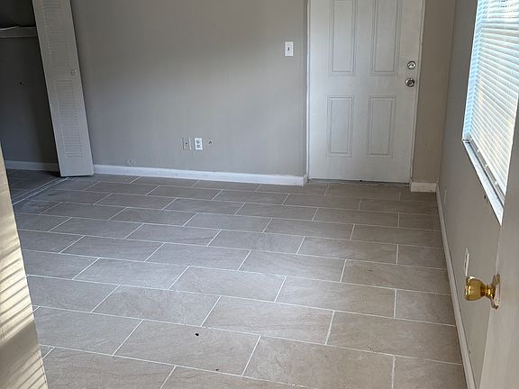 4th image of 210 60th Avenue Dr E
