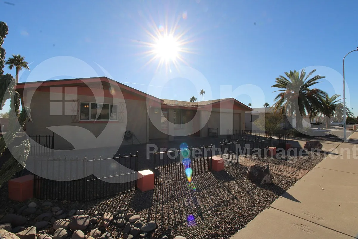 Building Photo - 5915 E Anaheim St