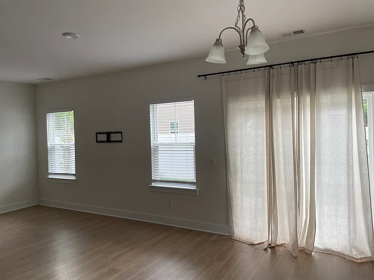 2366 Storen St — Photo 8