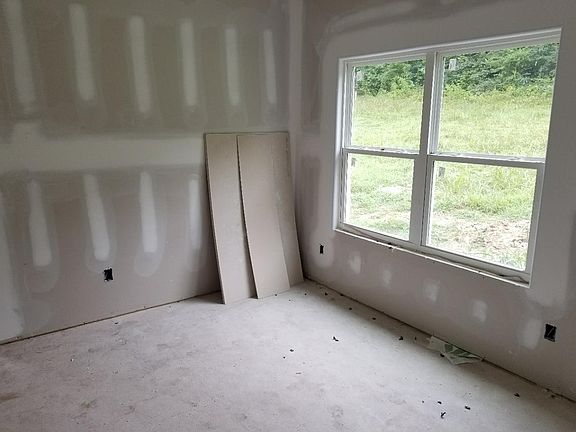 3rd image of 135 Hillside Cv