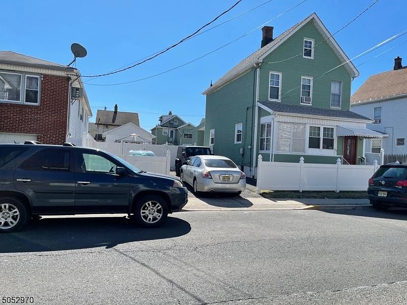 2nd image of 644 Montgomery St