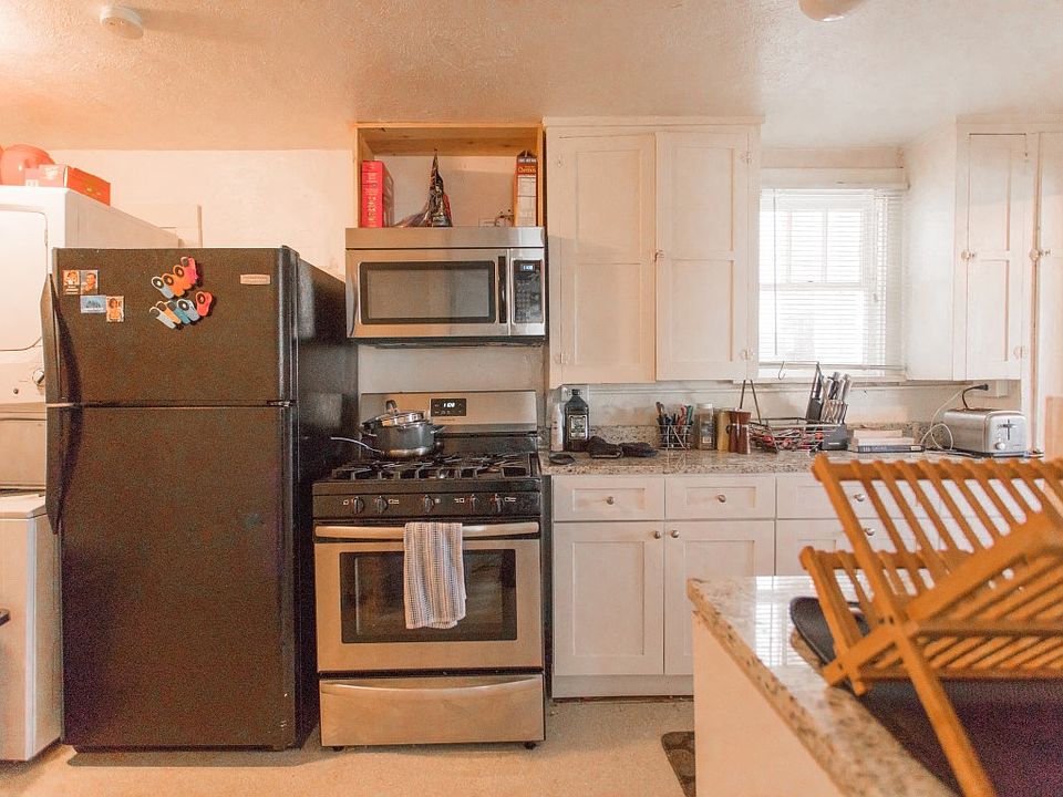 912 Cascade Occupied Kitchen